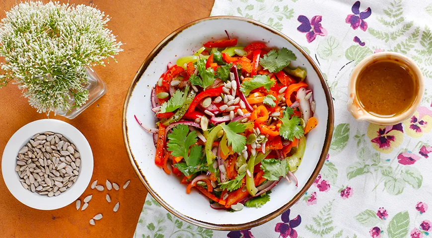 Теплый салат из обжаренного сладкого перца и семечек на ужин