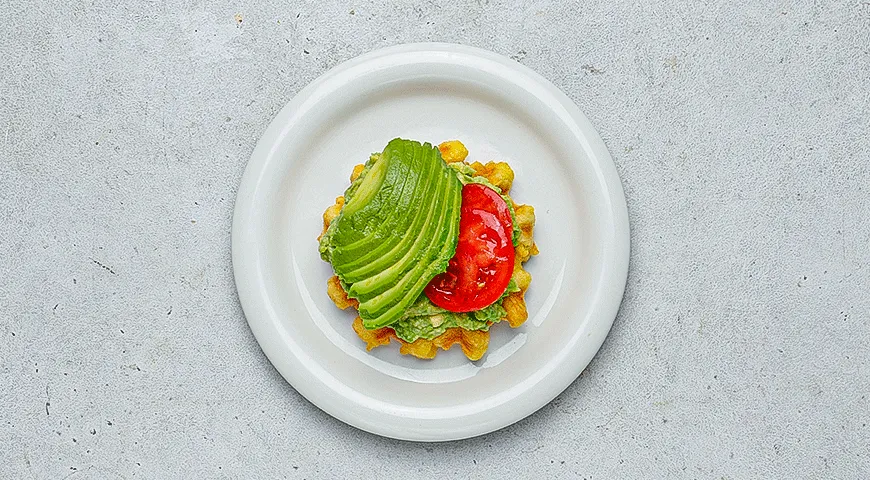 Чафли с авокадо, помидорами и базиликом