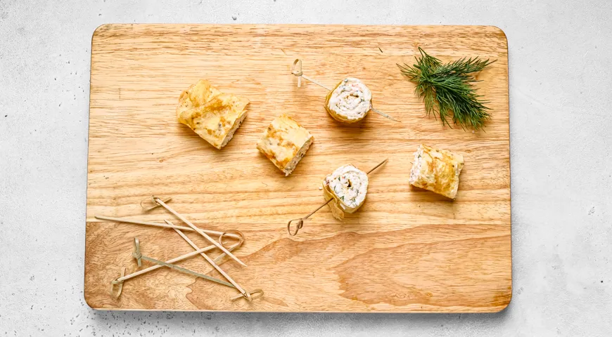 Яичные блинчики с крабовыми палочками и сыром