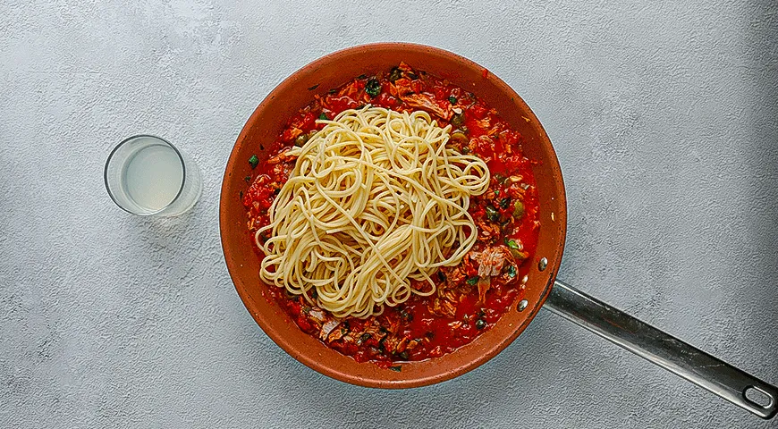 Паста с томатами и тунцом