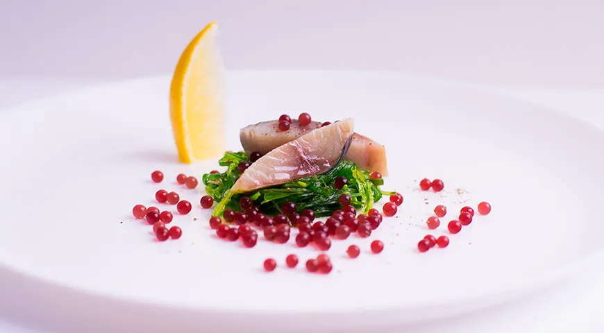 Скумбрия с молекулярной свекольной икрой