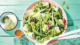 Зеленый салат со спаржей и орехами
