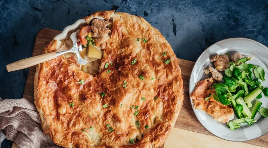 Сливочное рагу из курицы с овощами под слоеным тестом