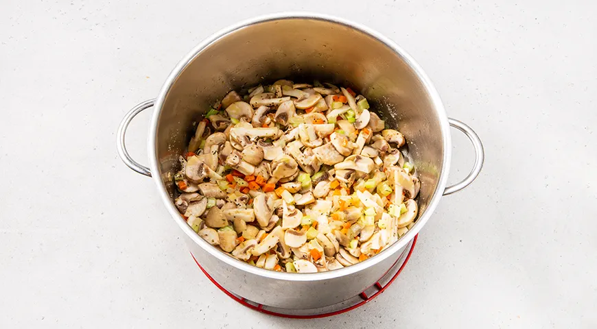 Куриный суп с шампиньонами и картофелем