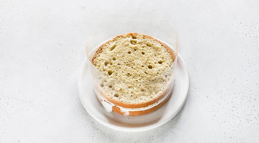 Бисквитный пирог с кремом из творожного сыра, сметаны и сгущенки