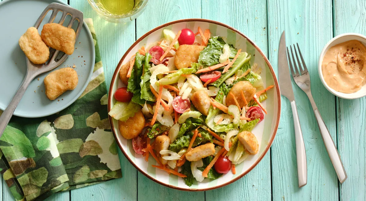 Рецепт салата с наггетсами с медово-горчичной заправкой