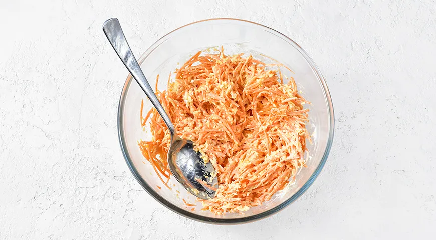 Салат из свежей моркови с колбасным сыром и чесноком