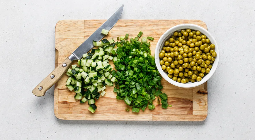 Салат со свежим огурцом, яйцом и зеленым горошком