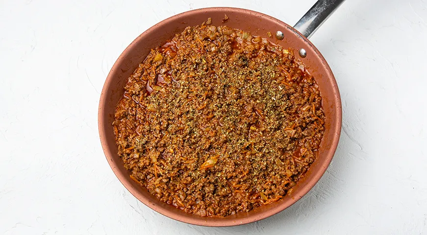 Подлива томатная с фаршем на сковороде