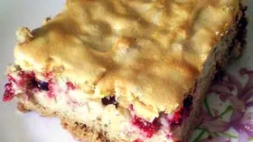 Пирог с сырно-творожной начинкой и ягодами под белковым суфле