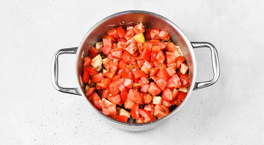 Овощное рагу в кастрюле