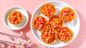 Тарталетки с ветчиной, сыром и сальсой