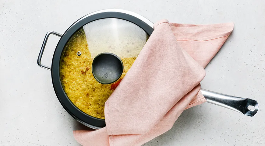 Рассыпчатый плов с курицей на сковороде