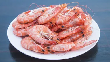 Почему креветки темнеют при приготовлении — шеф-повар сказал, опасно ли их подавать к столу