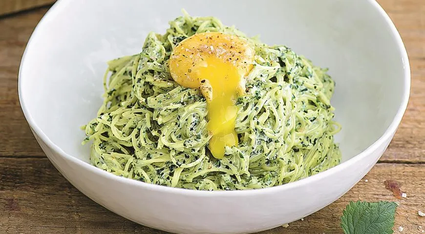 Паста в сливочном соусе с крапивой и желтками