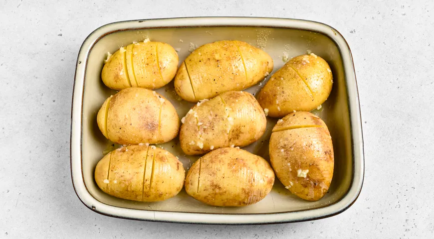 Картошка-гармошка, запеченная в духовке, с беконом и сыром