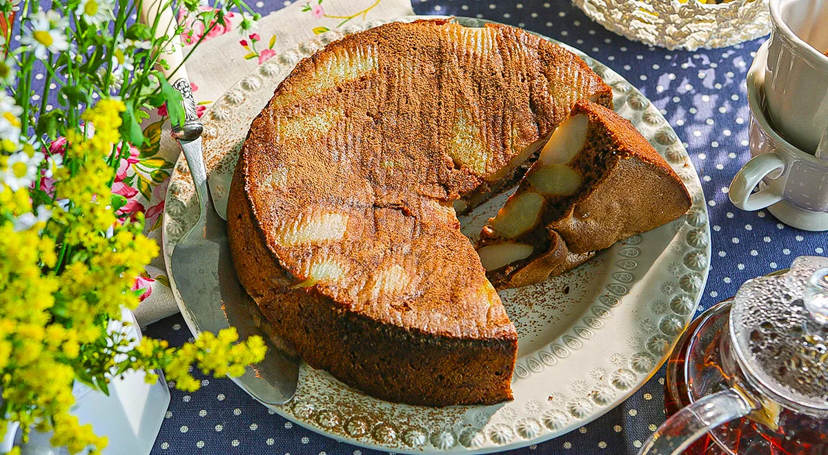 Шоколадная шарлотка с грушами в духовке