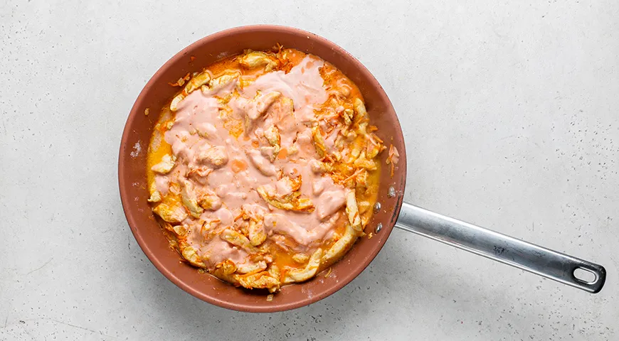 Куриное филе в сметанно-томатном соусе