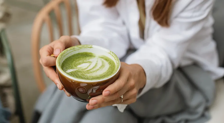 При выборе готового матча латте обращайте внимание на сочный зеленый цвет, однородную текстуру без осадка, свежий растительный аромат и сбалансированный вкус