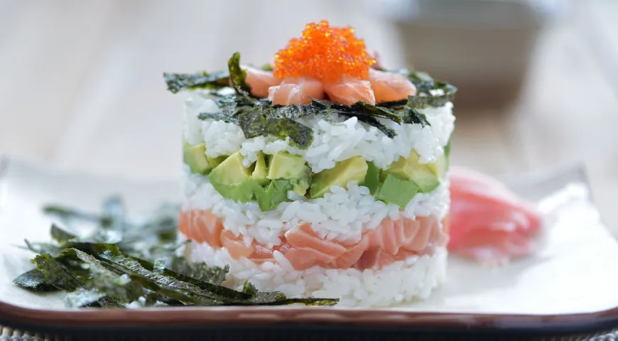 Суши-торт выглядит не менее эффектно, чем суши, а готовится проще