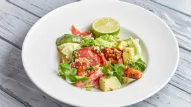 Салат с индейкой и авокадо в лаймовом соусе 
