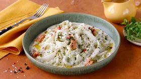 Необычное, но вкусное блюдо из кальмаров, а рулетики из розовой ветчины – дань традициям