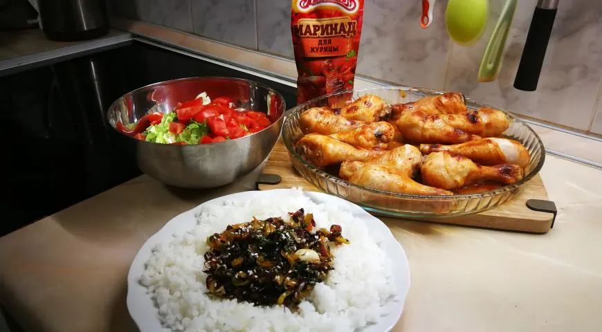 Запечённые куриные ножки с приправленным рисом