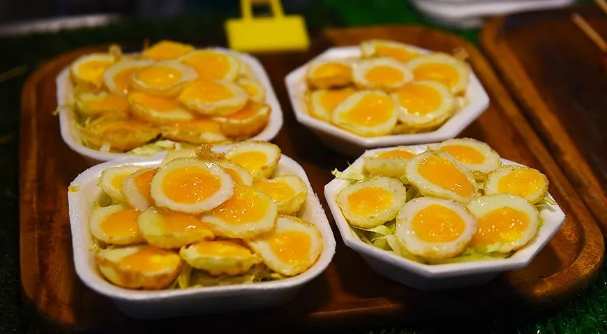 Иногда в таких сковородках готовят мини-яичницы из перепелиных яиц.