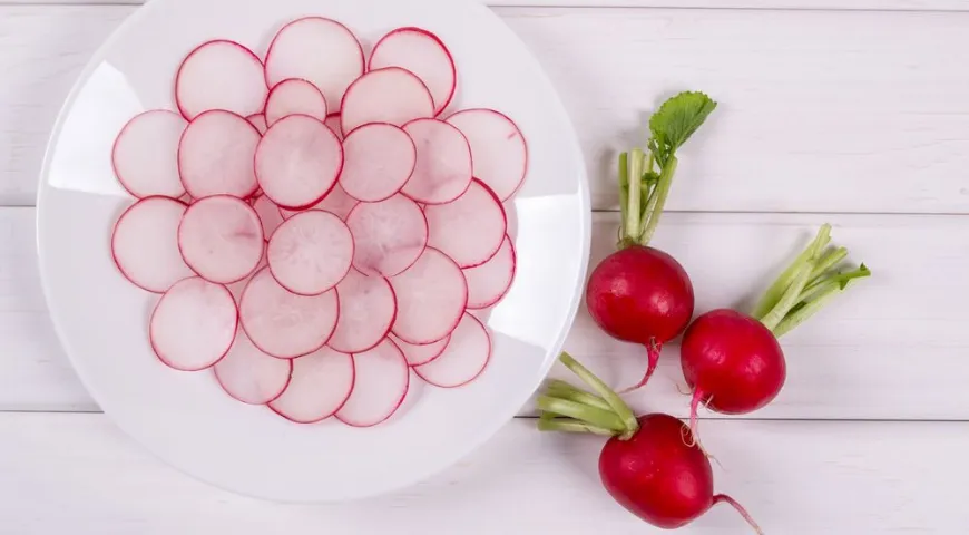 Ранний редис помогает перейти с плотного зимнего рациона на более легкий витаминный 