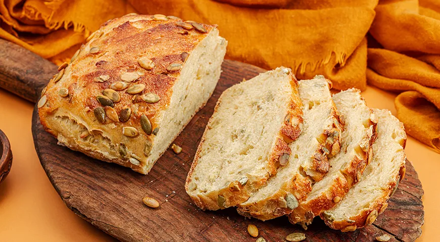 Свежий хлеб с тыквенными семечками