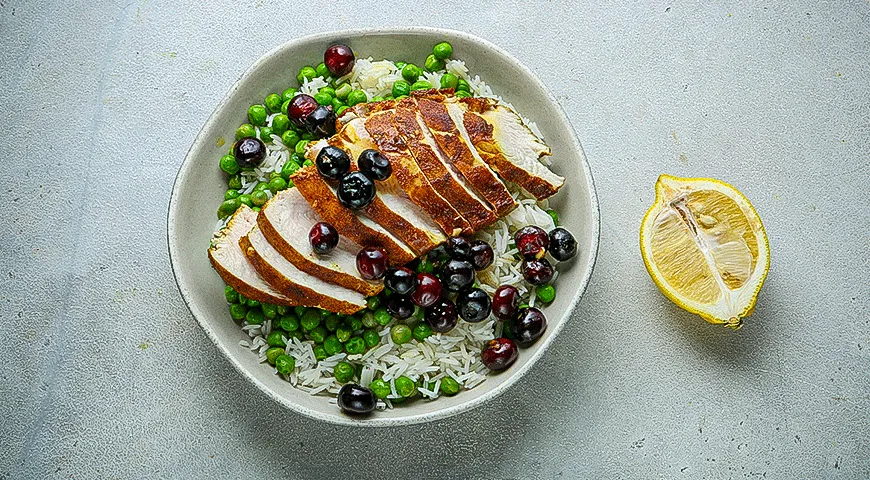 Боул с курицей и голубикой
