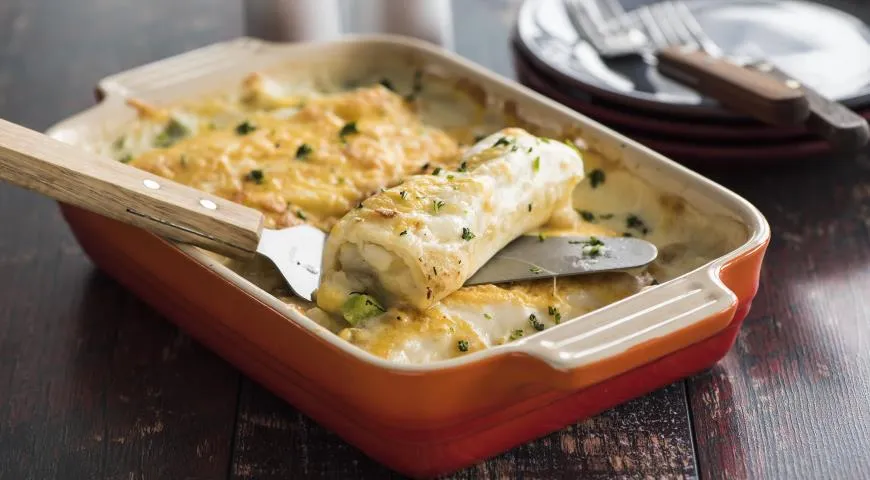 Блинчики с рыбой в сметанном соусе