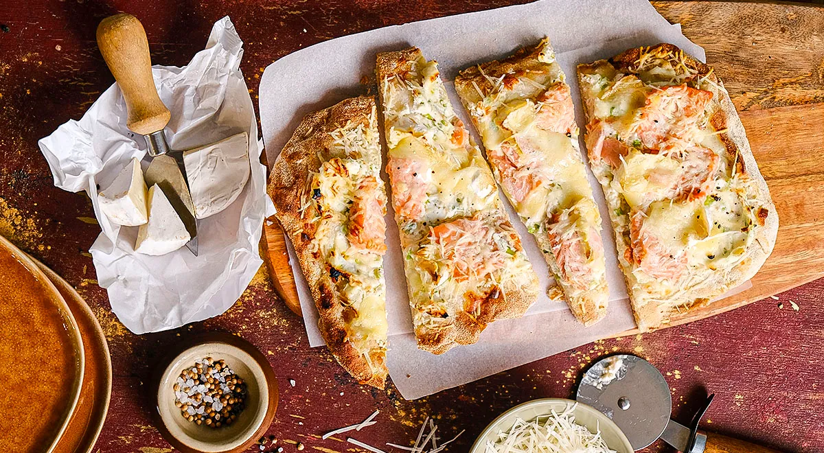 Римская пицца с копченым лососем и сыром бри