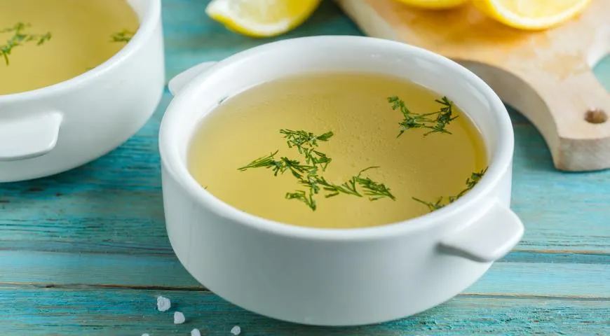 Прозрачный рыбный бульон