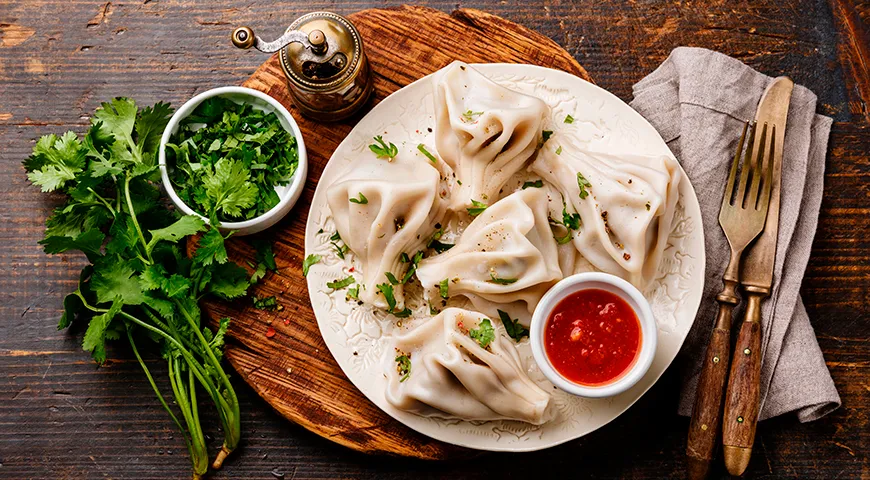 Хинкали отлично сочетаются с соусом сацебели