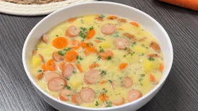 Нежный сливочный суп с куриными сосисками