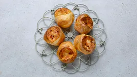 Булочки-поповеры с сыром и ветчиной в духовке