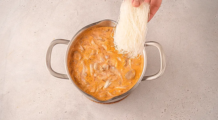 Карри-суп с рисовой вермишелью и креветками