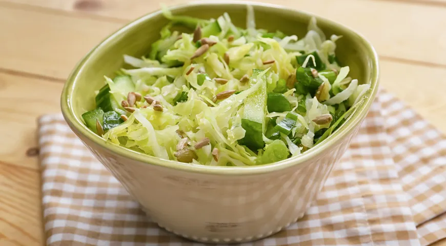 Смело добавляйте к салату из молодой капусты другие весенние овощи и пряные травы