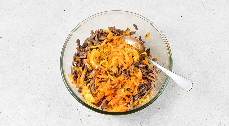 Салат со свиным сердцем, морковью и луком