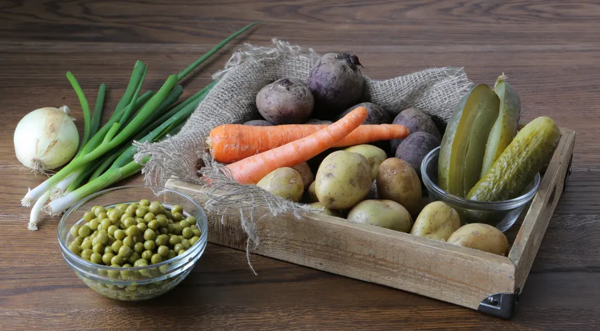 Классические ингредиенты для винегрета — свекла, картофель, морковь, соленые огурцы, зеленый горошек и лук