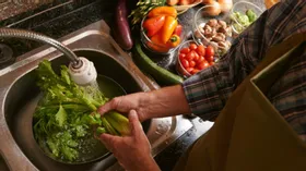 Замочить и промыть. МЧС рассказывает, как нужно обрабатывать овощи и фрукты после покупки