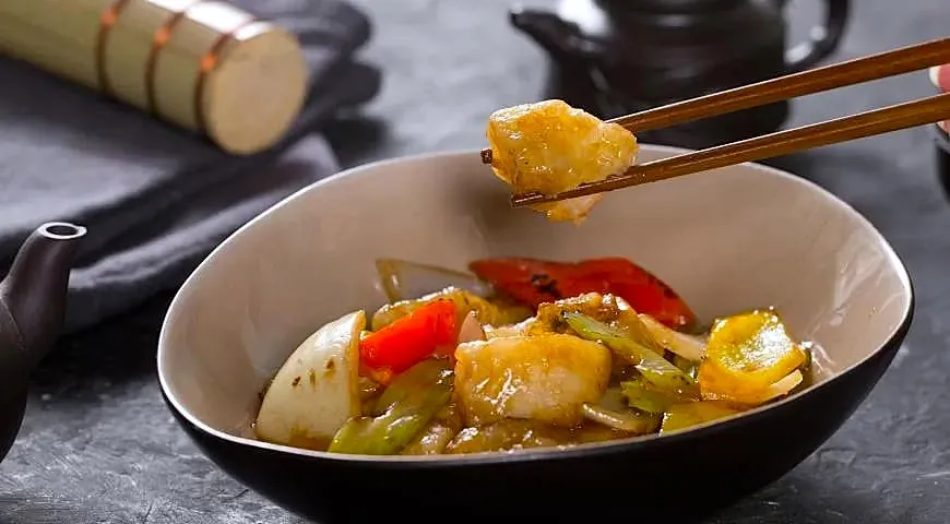 Жареный макрурус на сковороде с овощами