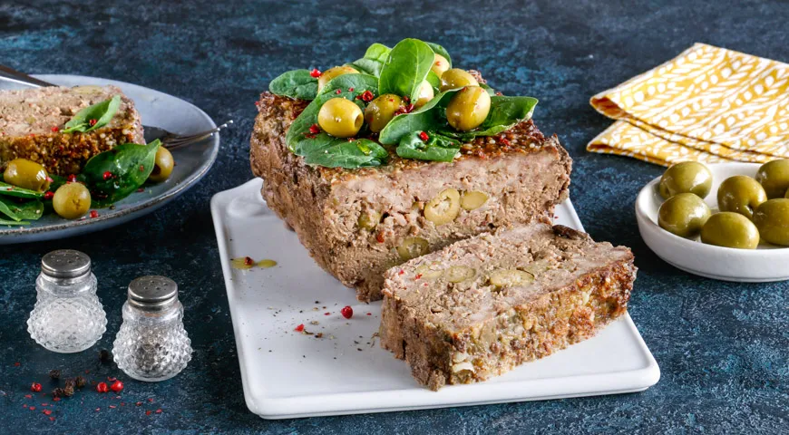 Мясной хлеб из фарша с куриной печенкой и оливками