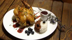 Цыпленок de Provence с ягодным соусом и двухцветным рисовым миксом