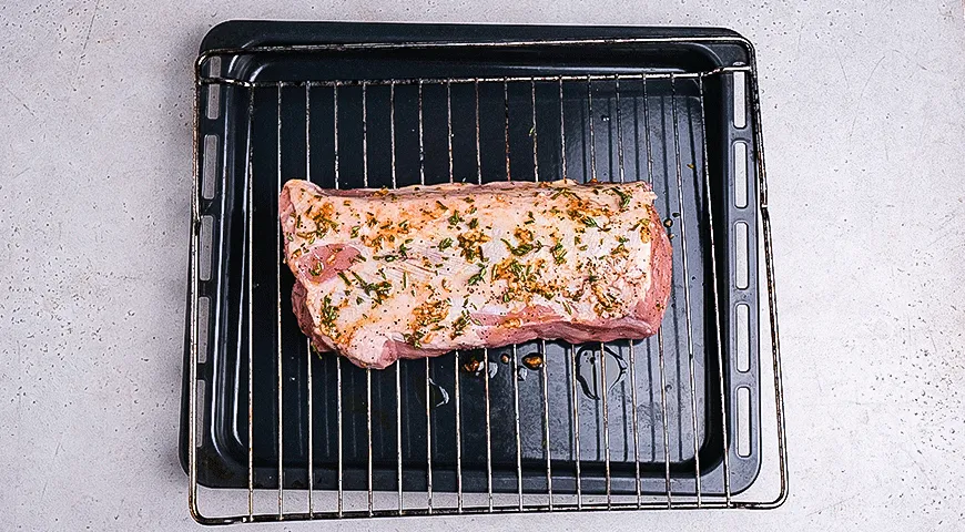 Свиная корейка с лимоном и травами