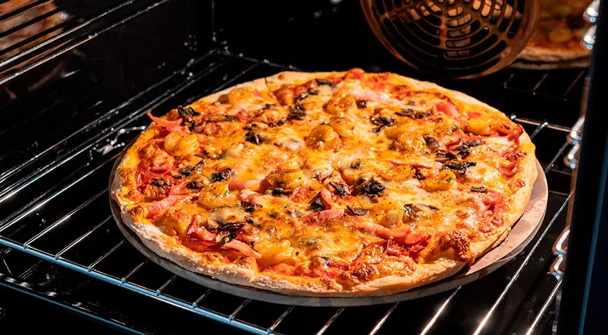 Чтобы пицца получилась с хрустящей корочкой, камень необходимо разогревать в духовке 30–60 минут