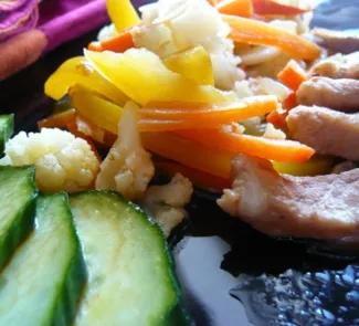 Свинина с овощами и салатом из огурцов