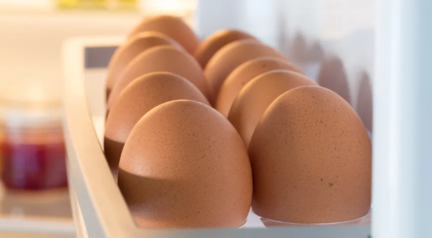 Возьмите холодные яйца, чтобы белок лучше схватился.