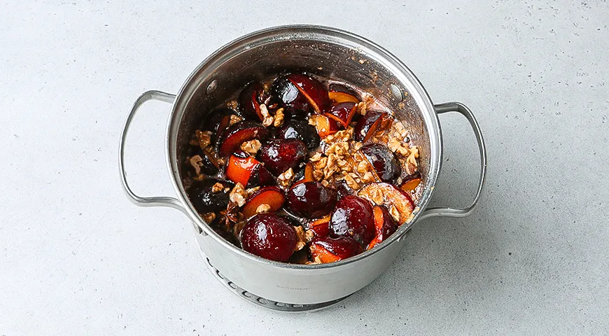 Пряное сливовое варенье с орехами